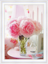 Красивые розочки в хрустальной вазе