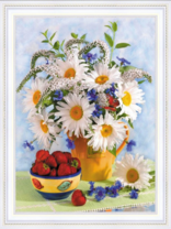 Клубника и букет ромашек с васильками