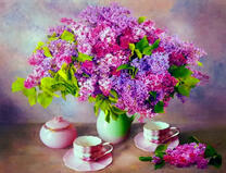 Букет сирени и две чайных чашечки