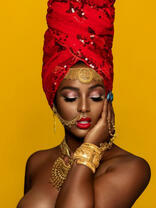 Красивая женщина в этнических украшениях