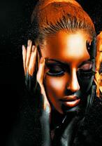 Рыжеволосая женщина с черно-золотым макияжем