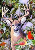 Благородный олень под заснеженной сосной