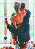 Влюбленная пара ужинает с вином