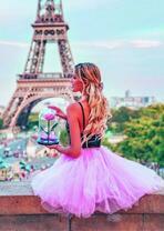 Девушка с розой под колпаком на фоне Эйфелевой башни