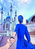 Девушка в синем у мечети Кул Шариф