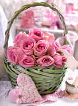 Корзинка с букетом нежных роз