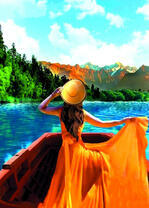 Девушка в оранжевом платье на фоне гор