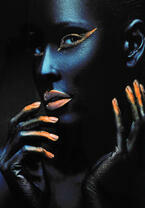 Девушка с золотыми стрелками