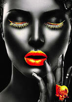 Черная девушка с оранжевыми губами и ресницами