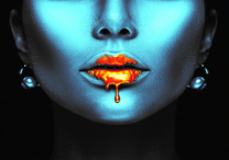 Девушка с оранжевыми губами