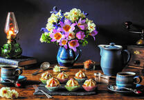 Нежный букет цветов и пироженки к кофе