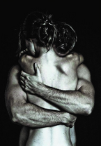 Страстные объятия влюбленных