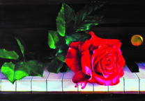 Красная роза на клавишах фортепиано