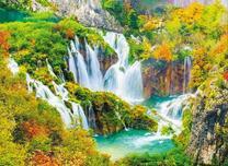 Бурный осенний водопад на скалах