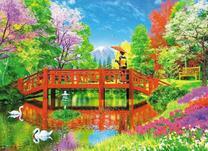 Девушка с зонтом на мостике через реку