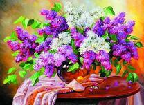 Увядающий букетик сирени в вазе на столе