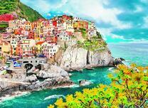 Яркий городок на скале над морем