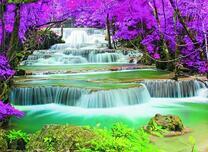 Каскадный водопад в ярком фиолетовом лесу