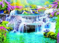 Красочный каскадный водопад в весеннем лесу