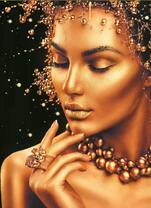 Девушка с золотистым макияжем и бусинами