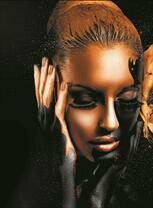 Девушка в золотисто-черном макияже