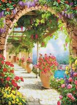 Арка с розами в цветущем городе