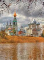 Осенний вид на храм у реки