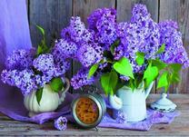 Будильник под красивыми букетами сирени