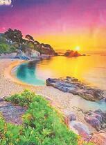 Заходящее солнце у морского пляжа