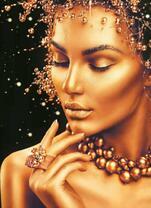 Женщина с ожерельем и золотым макияжем