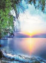 Восход солнца над зеркальной водой озера