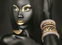 Милая женщина с золотистыми украшениями