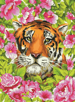 Морда тигра среди розовых цветов