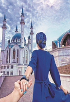 Дама в синем на фоне мечети