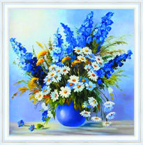 Букет луговых цветов в синей вазе