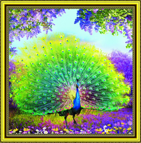 Роскошный павлин среди цветов