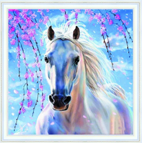 Белая лошадь под цветущим деревом