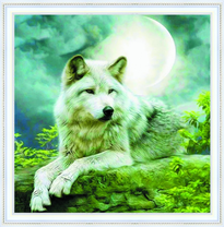 Белый волк на фоне луны