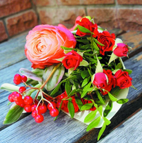 Оригинальный букет с розами