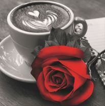 Красная роза и капучино