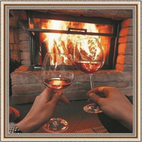 Два бокала на фоне камина