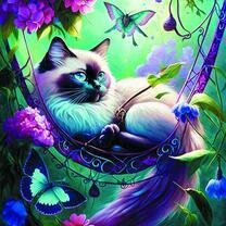 Пушистая кошечка в гамаке среди цветов и бабочек