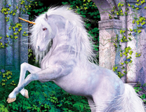 Красивый белый единорог