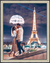 Поцелуй под ярким зонтом в ночном Париже