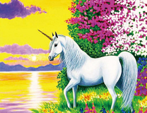 Белый единорог у озера