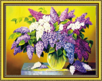 Прозрачная ваза с букетом сирени