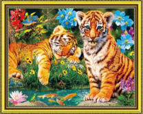 Тигрятки у озера в цветах