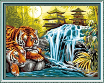 Два тигра у водопада