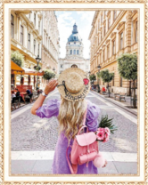 Счастливая девушка в европейском городе