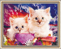 Белые котята в маленькой корзинке